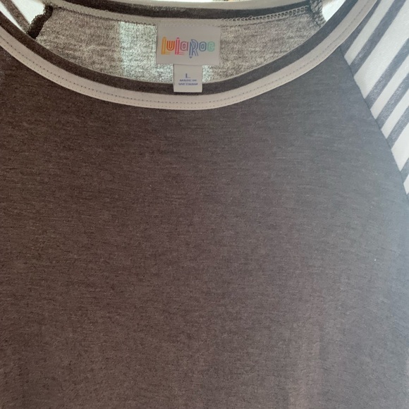 Brown & white T-shirt with stripped sleeves.👠 - Picture 2 of 2